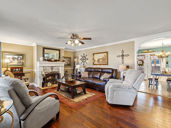 5th image of 3167 Holiday Dr