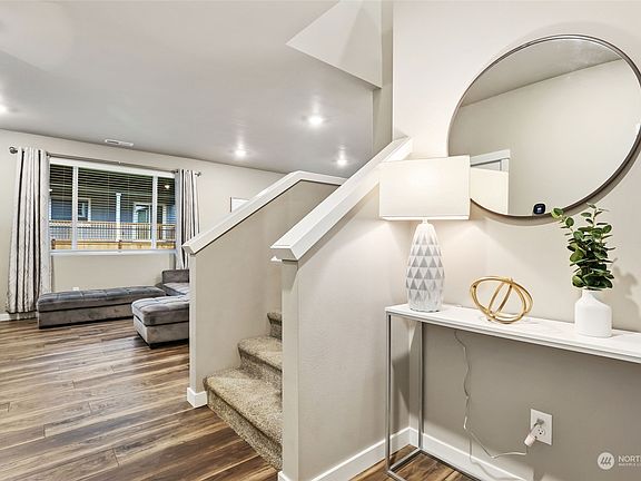 4th image of 823 Burwood Street SE