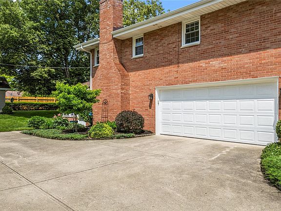 3rd image of 994 Meadow Ln