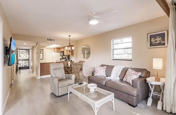 2 bed, 864 sqft, $10,350 — Photo 2