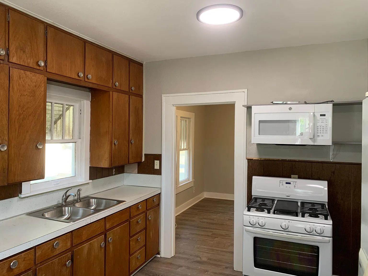 2 bed, 994 sqft, $995 — Photo 1