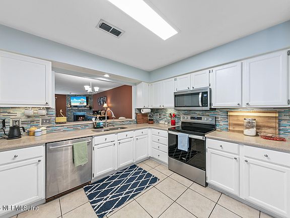 4th image of 3919 MEADOWVIEW Drive N