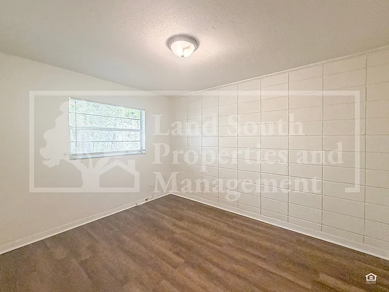 929 Lexington St — Photo 11
