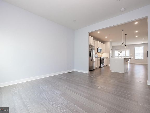 4th image of 1284 Benjamin Dr