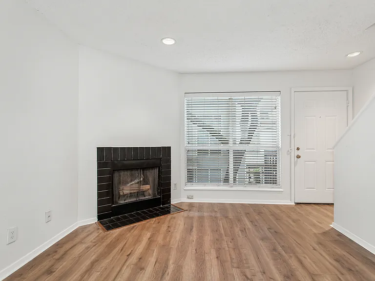 1901 N Fitzhugh Ave #19 — Photo 1