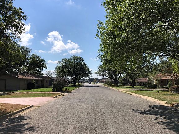 5th image of 1900 Brook Ln