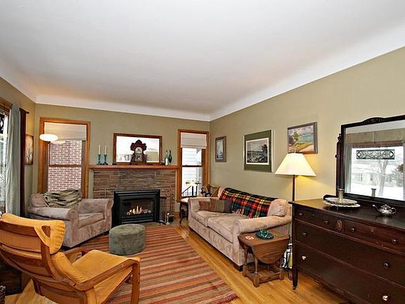 Hrd Flrs, Gas FP in Living Room !
