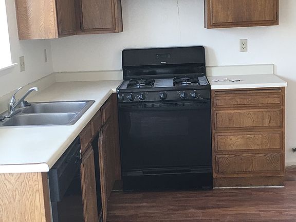 stove,dishwasher and microwave included