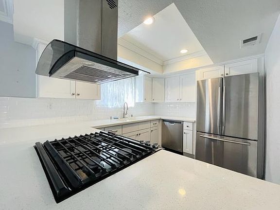 5th image of 562 Park Shadow Ct