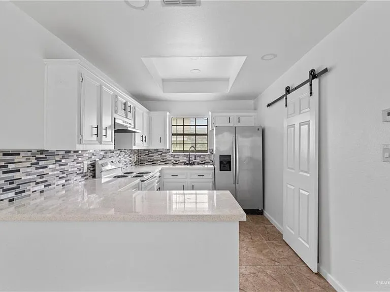 112 E Peter St #3 — Photo 6