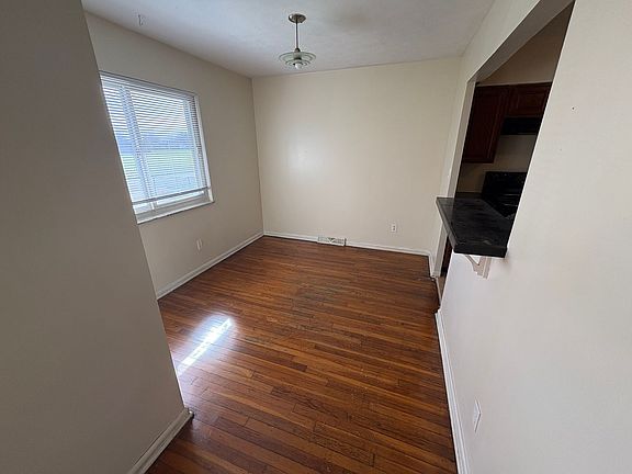 3rd image of 939 S Waverly St