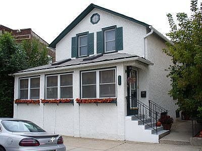 Charming 2-flat farmhouse in hot north Forest Park