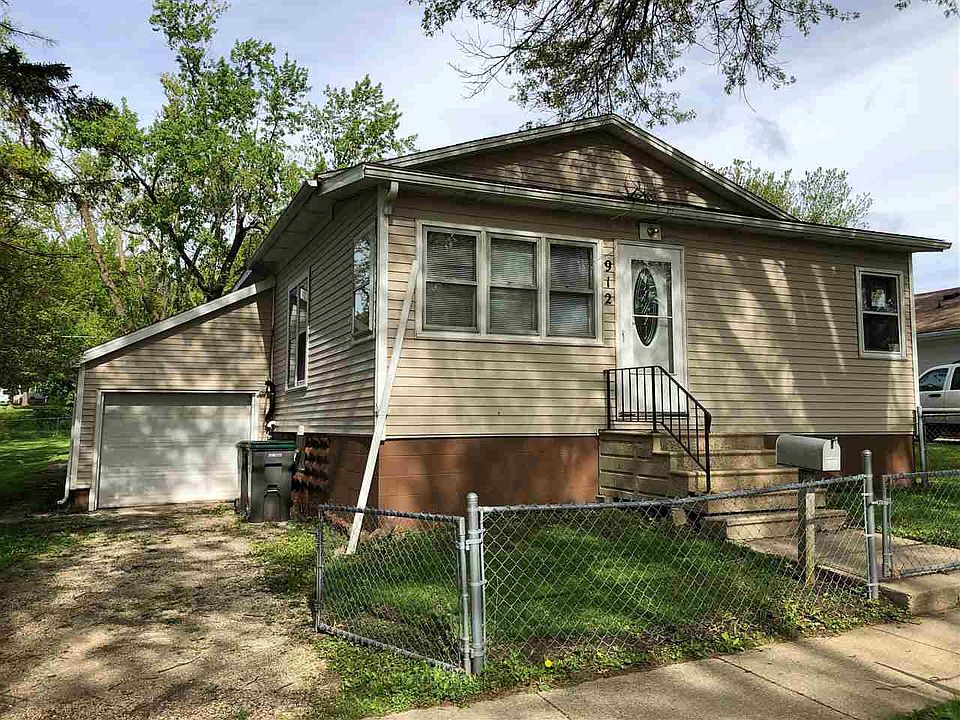 1st image of 912 2nd Ave NE