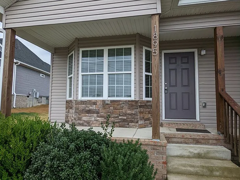 1895 Sheffield Ln — Photo 2