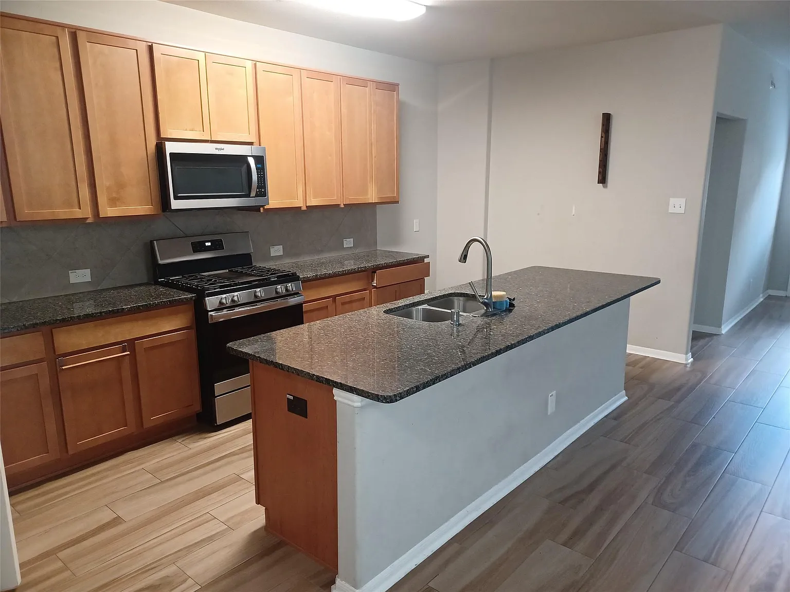 4 bed, 2.0 bath, 1872 sqft, $2,000 — Photo 3