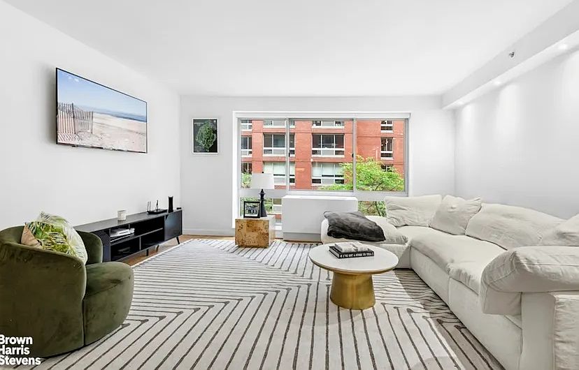 1st image of 555 W 23rd St APT S5r