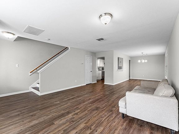 5th image of 1424 Ruthven St