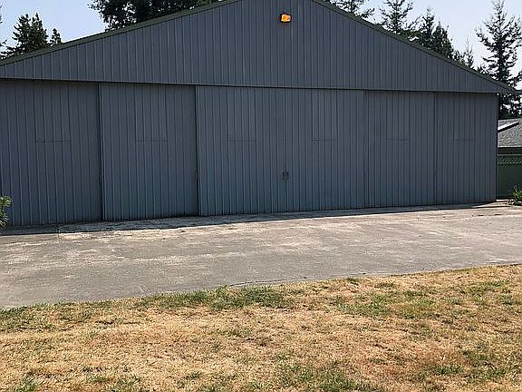 3rd image of 418 Cessna Ave