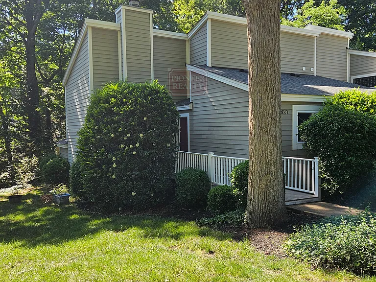 1827 Ivystone Dr — Photo 1