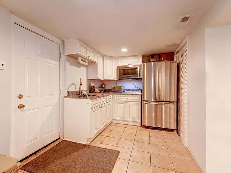 Fantastic kitchen with stainless steel appliances!