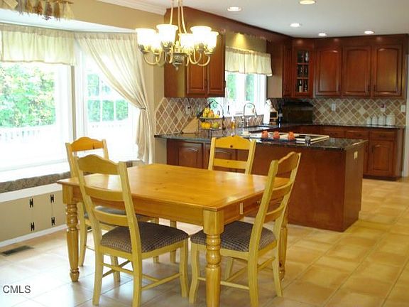 Kitchen w/ tile flooring
