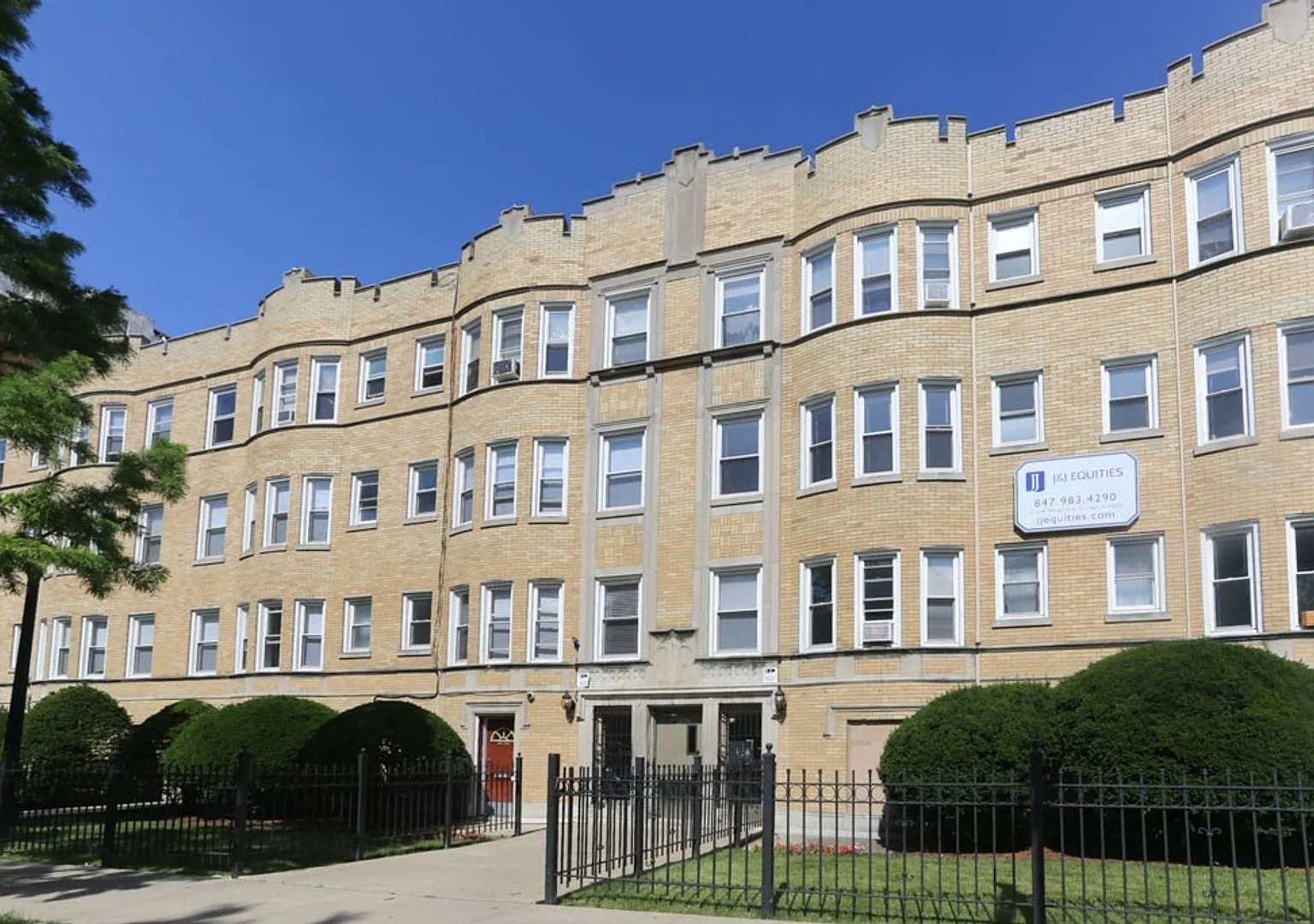 4501-4515 N Malden St — Photo 1