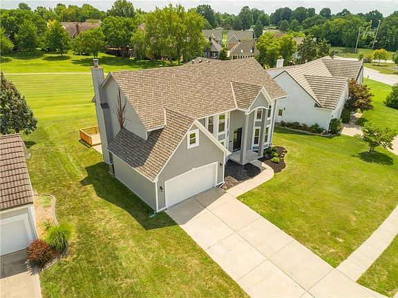 3rd image of 5205 NE Fairway Homes Dr