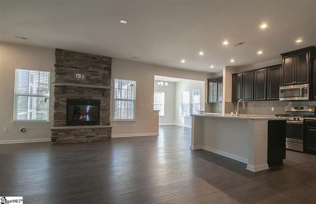 3 bed, 2260 sqft, $2,195 — Photo 4