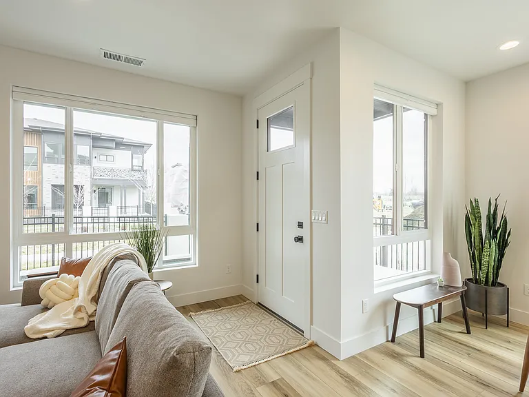 290 S Filbert Ln — Photo 3