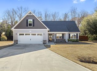 628 Osprey Landing Dr, Holly Ridge, NC 28445