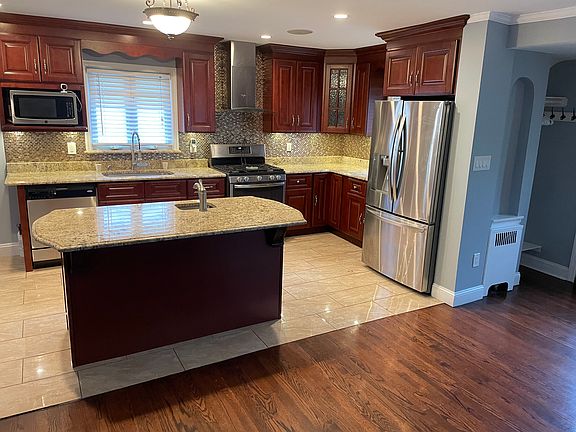 2nd image of 302 Oakford St