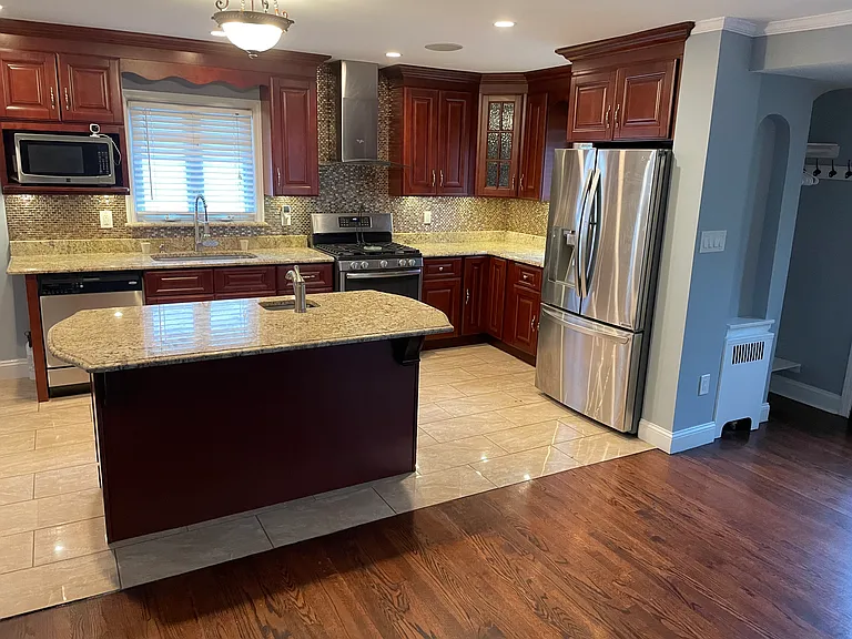 302 Oakford St — Photo 2