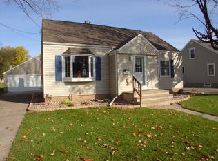 924 8th St, Menasha, WI 54952