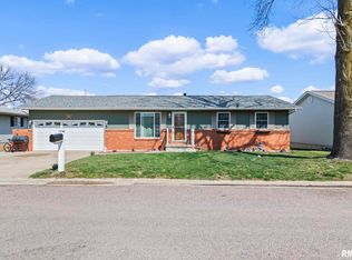 1002 Pioneer Dr, South Jacksonville, IL 62650