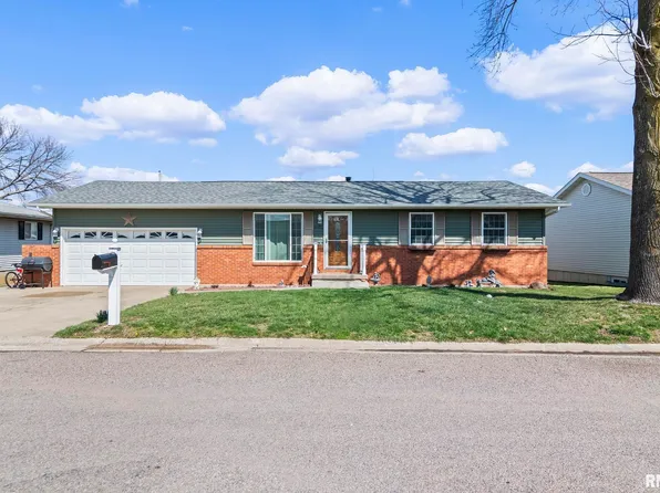 1002 Pioneer Dr, South Jacksonville, IL 62650
