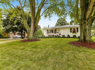 312 Hillside Pl, North Aurora, IL 60542