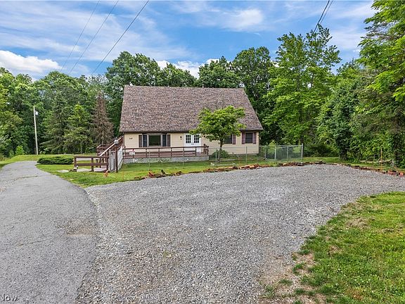 3rd image of 140 Iris Ln