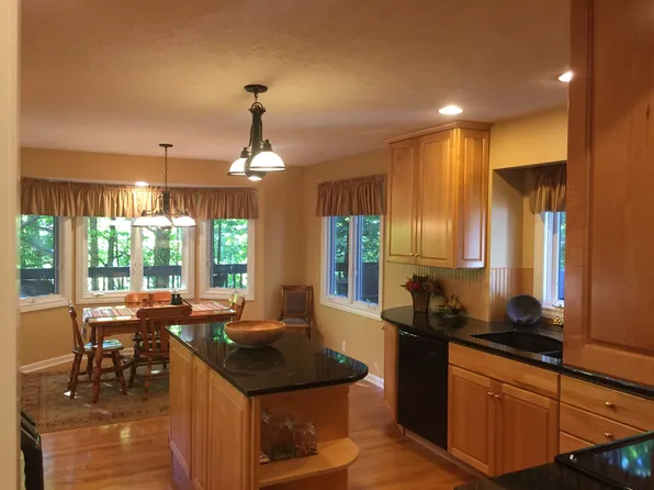 6393 Hidden Pond Dr, Holland, MI 49423