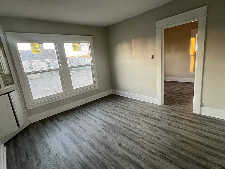 608 W Monroe St — Photo 9