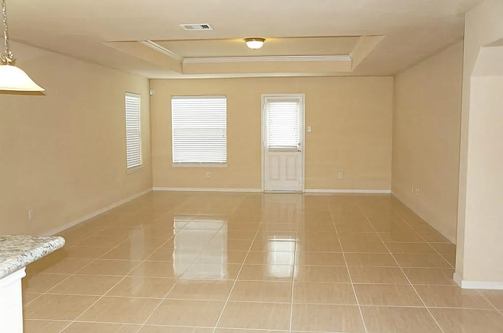 4 bed, 2.5 bath, 2709 sqft, $2,300 — Photo 3