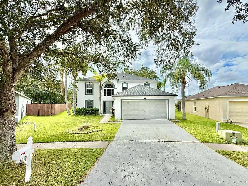 4 bed, 2.0 bath, 2260 sqft, $2,295 — Photo 2