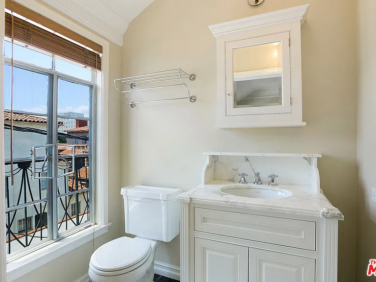 155 S Rodeo Dr — Photo 14