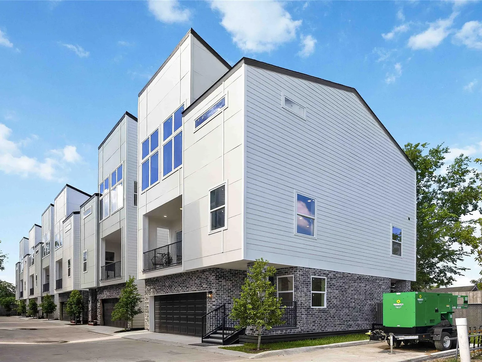 3 bed, 3.5 bath, 2200 sqft, $2,500 — Photo 2