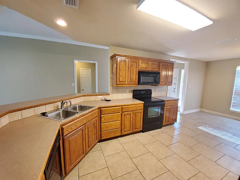 208 Amanda Ct — Photo 6