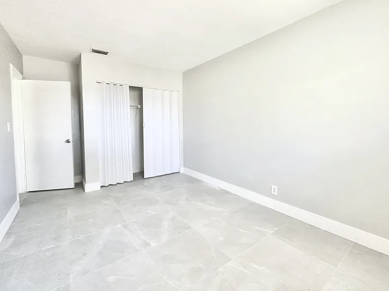 1007 W Prospect Rd — Photo 39