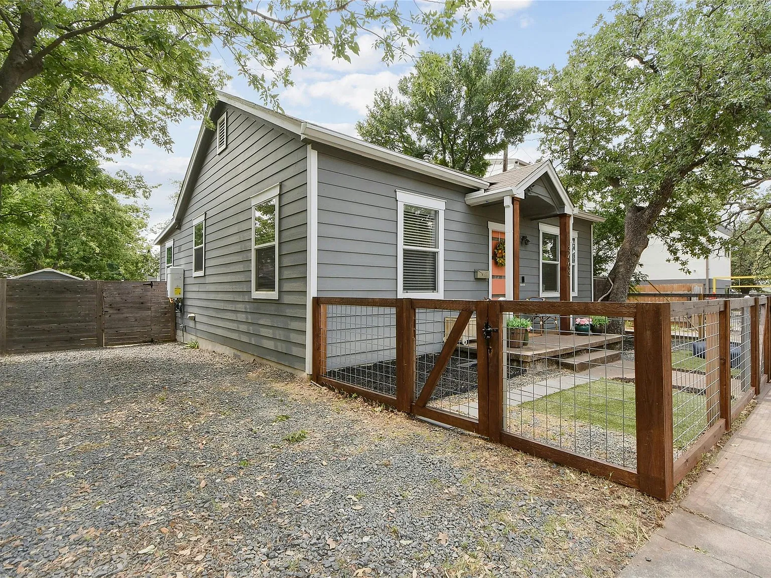 2 bed, 1.0 bath, 905 sqft, $2,250 — Photo 2