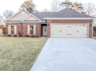 1620 Beaumont Dr, Deatsville, AL 36022