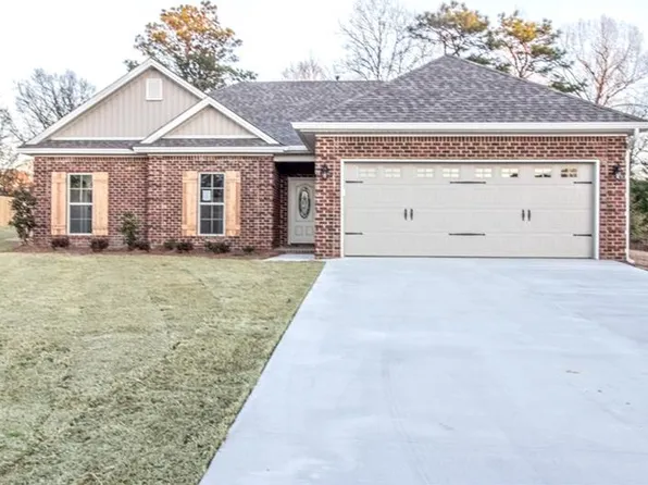 1620 Beaumont Dr, Deatsville, AL 36022