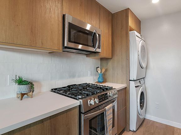 3rd image of 328A Parkman Ave
