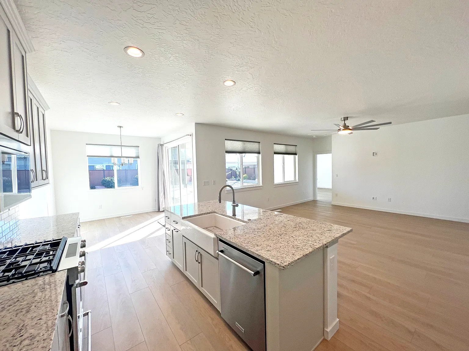 3 bed, 1558 sqft, $2,600 — Photo 2